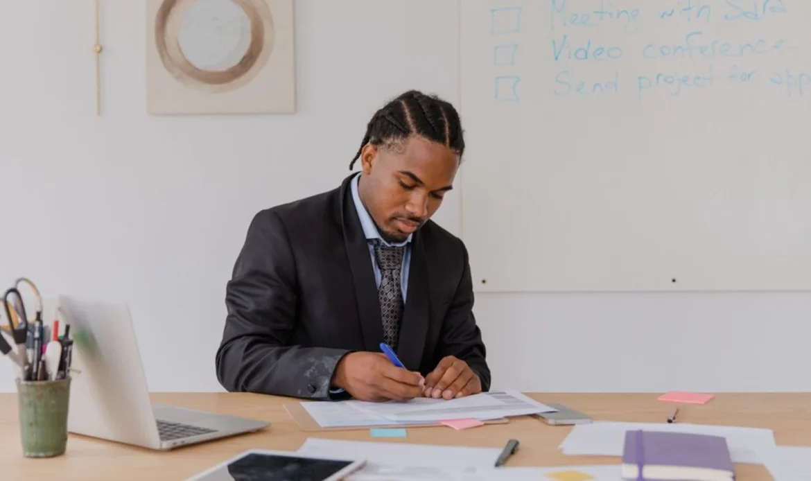 Cold email 2026 : conformité (AOF) et 10 templates gratuits 1 Professionnel ouest-africain qui rédige un cold email conforme sur son ordinateur