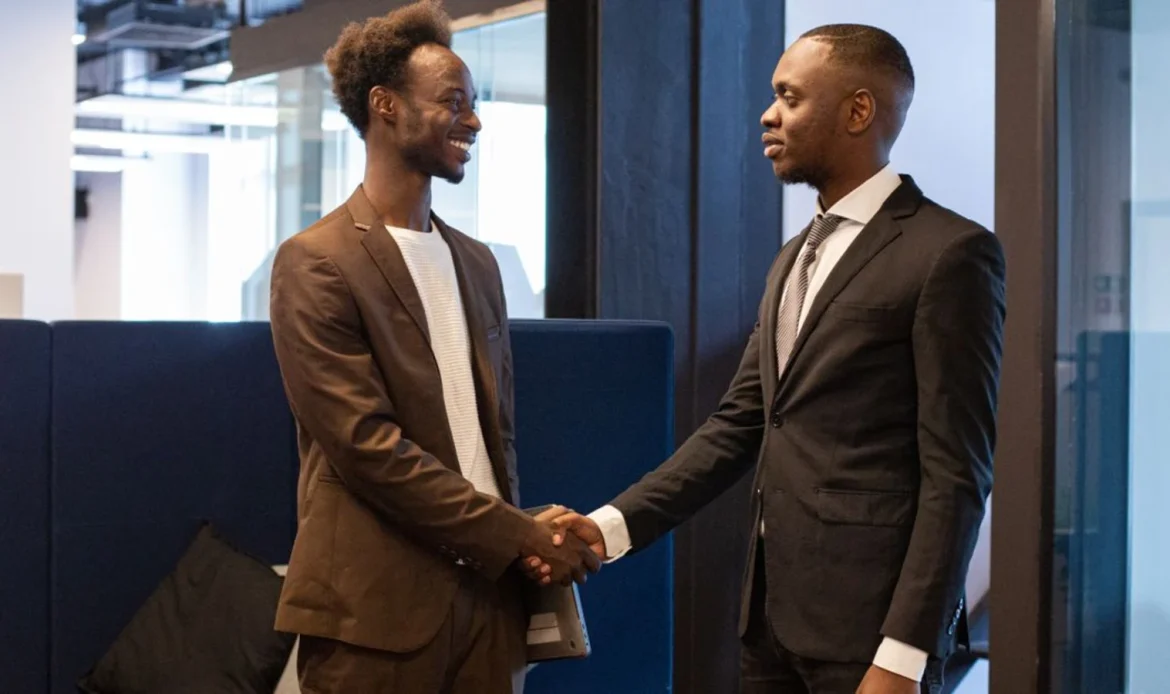 Poignée de main entre un dirigeant et un prestataire de prospection en Afrique de l'Ouest