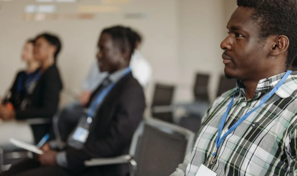 Équipe commerciale ouest-africaine en formation à la prospection digitale