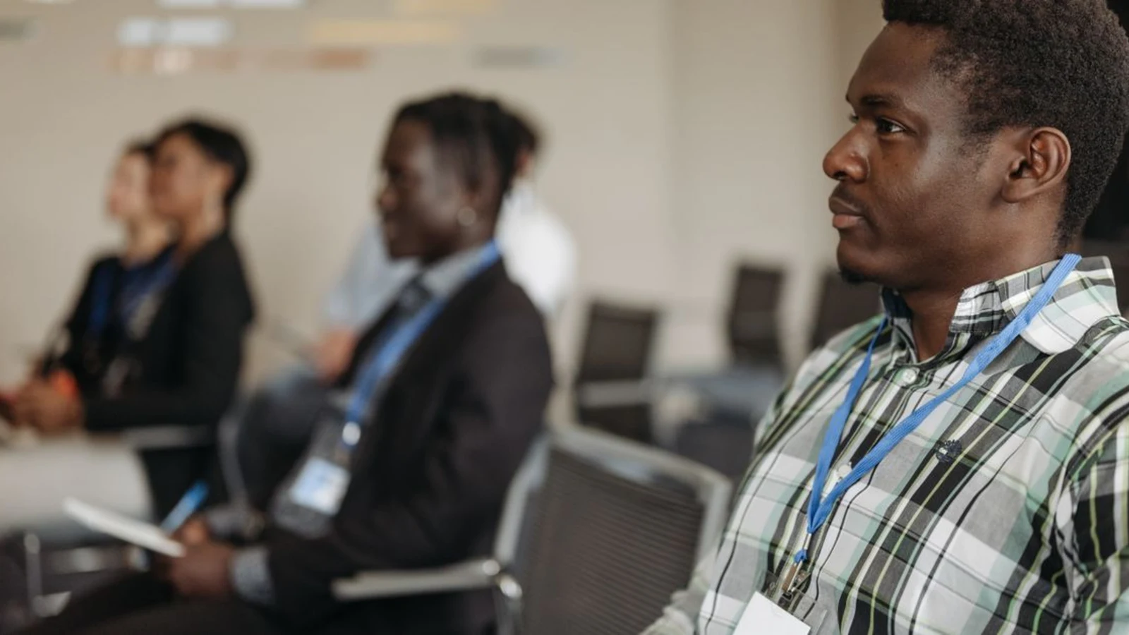 Équipe commerciale ouest-africaine en formation à la prospection digitale