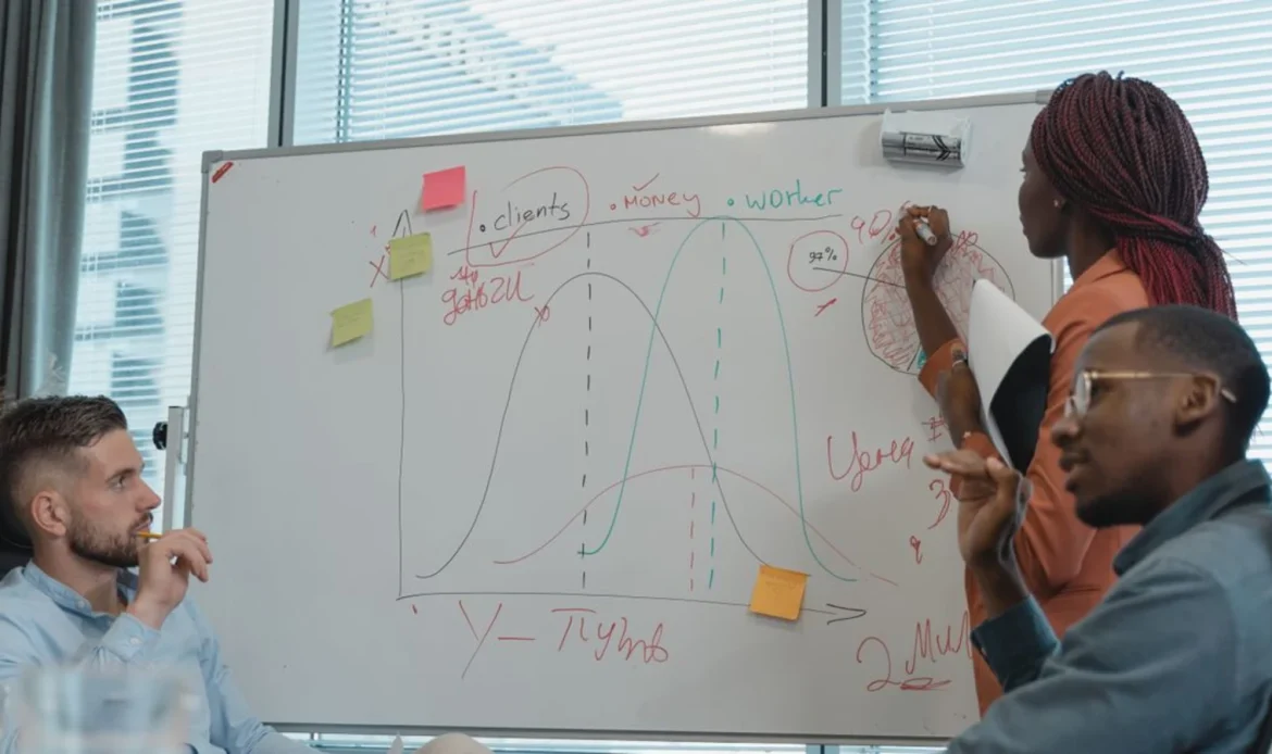 Inbound vs outbound : quelle stratégie pour votre PME ? 2 Équipe marketing d'une PME ouest-africaine qui compare ses stratégies d'acquisition