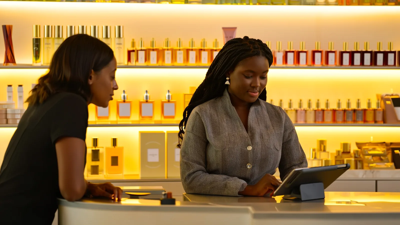 Une vendeuse encaisse une cliente dans une parfumerie de cosmétiques élégante à Dakar