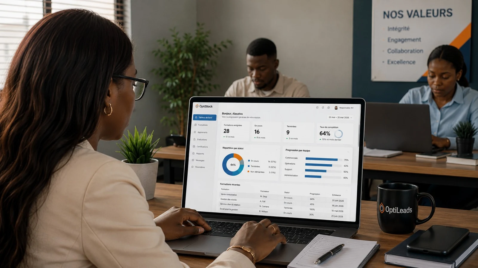 Responsable RH qui forme ses equipes a distance avec une plateforme e-learning OptiLearn