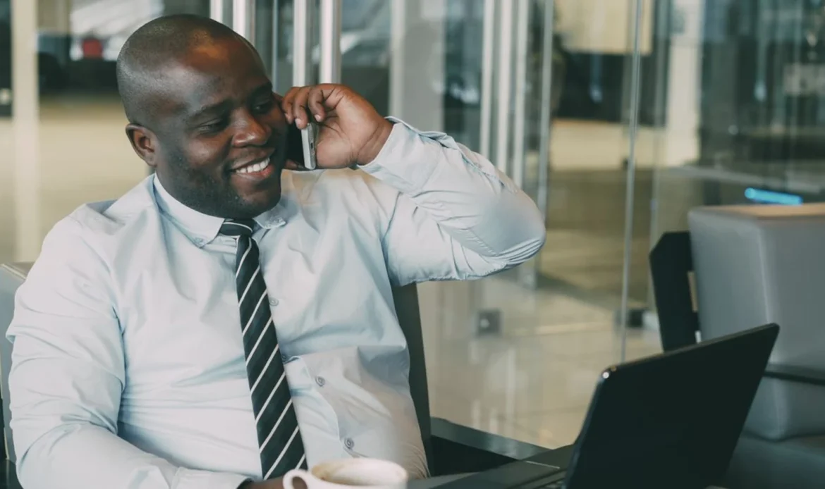 Commercial ouest-africain en pleine prospection outbound par téléphone et email