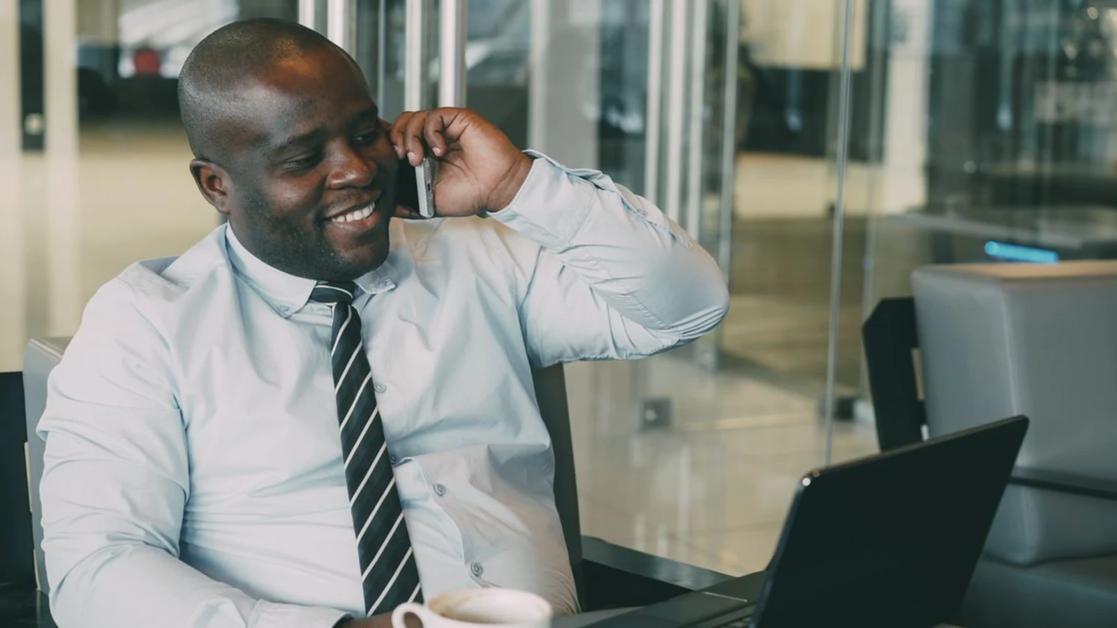 Prospection outbound templates hero photo Commercial ouest-africain en pleine prospection outbound par téléphone et email