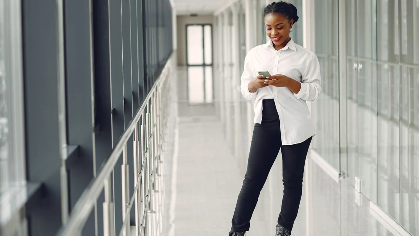 Professionnel ouest-africain qui développe sa crédibilité sur LinkedIn